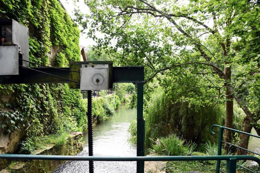 Moulin Dans Un Parc D'elevage A Daims *